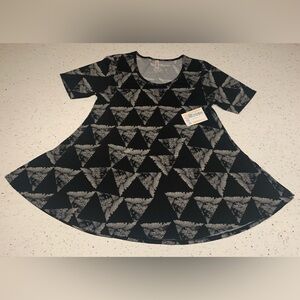 NWT! LuLaRoe Black White Swirly Triangle Pattern “Perfect T” Size Small Tunic